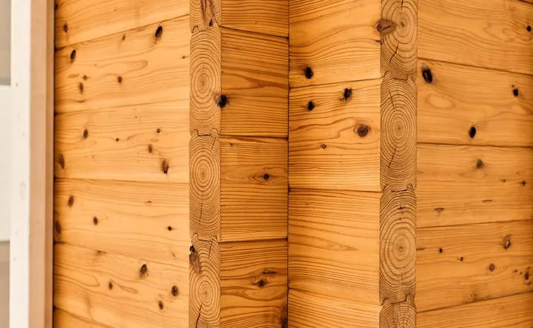 無垢の国産杉を採用